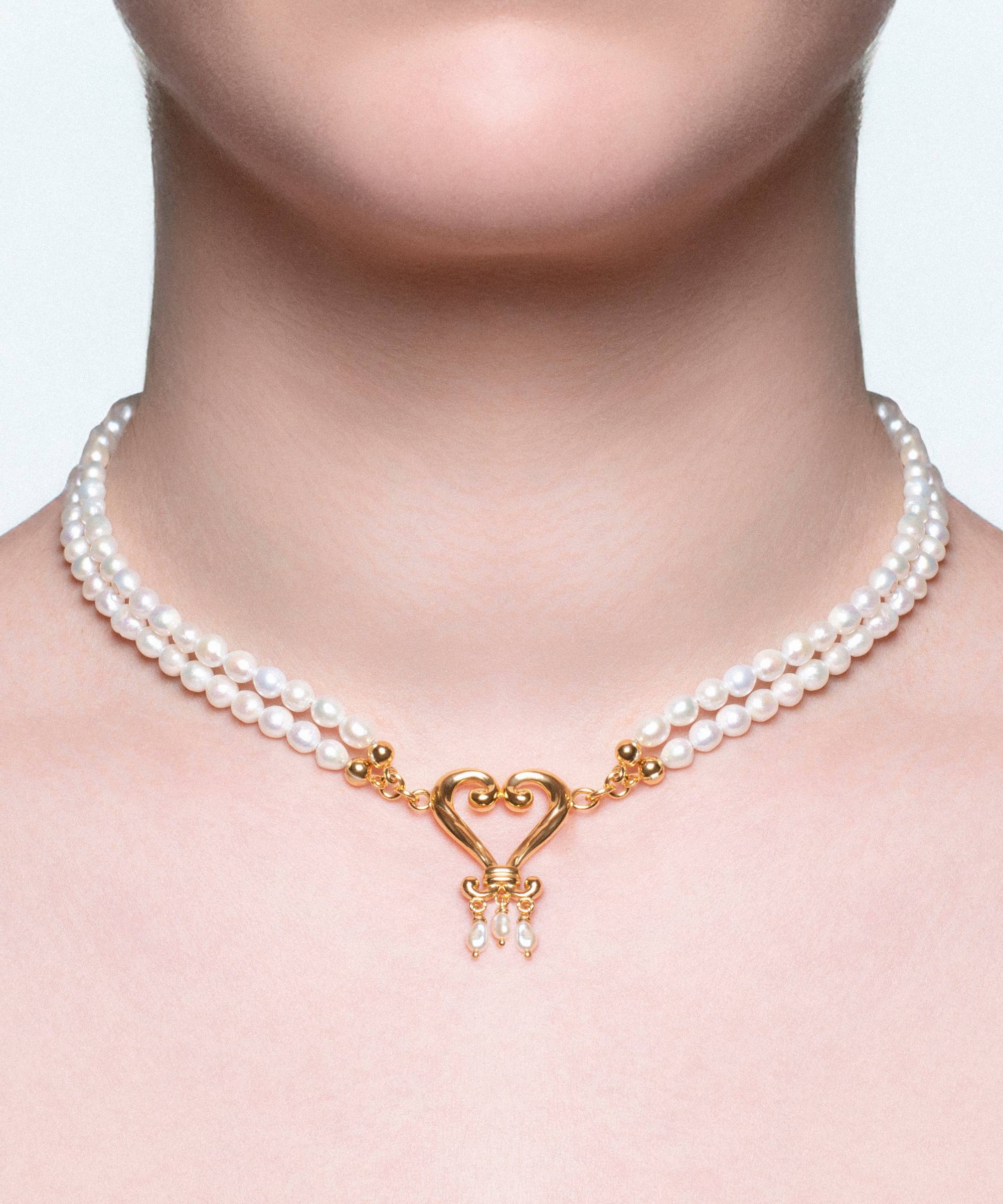 Collana vintage con ciondolo a forma di cuore in oro, cinque Collana vintage con ciondolo a forma di cuore in oro, cinque